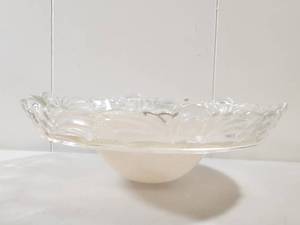 lot 168 image: Vintage Art Deco 3 Hole Ceiling Hanging Ceiling Light Cover Shade