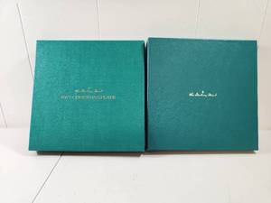 lot 200 image: Danbury Mint 1977 and 1978 Christmas Plate Set
