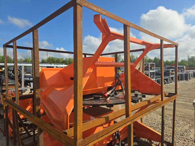 lot 604 image: Topcat 72 Disc Mulcher Skid Steer Attachment  SSDFM60