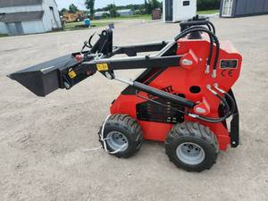 lot 7005 image: Captok Skid Steer Loader  CK-323TZ