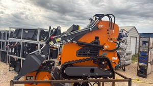 lot 201 image: LandHonor Mini Skid Steer Loader LHR-ME380X2 with Bucket