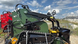 lot 411 image: Compact Track Skid Steer Loader with Bucket Attachment