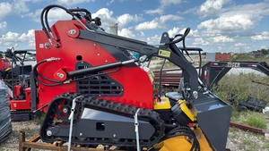 lot 413 image: Compact Track Skid Steer Loader with Bucket Attachment