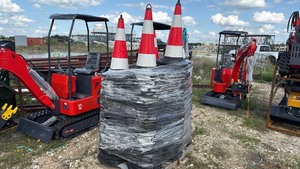 lot 422 image: Traffic Safety Cones with Reflective Stripes