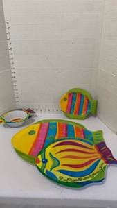 lot 1103 image: Colorful Fish Shaped plastic Plates and Bowl Set