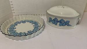 lot 1104 image: Blue Gingham Bow Pattern Ceramic Casserole Dish with Lid and Quiche pie plate