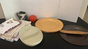lot 1113 image: Mixed Kitchen Items with chargers, dish towels,  tomato keeper and more