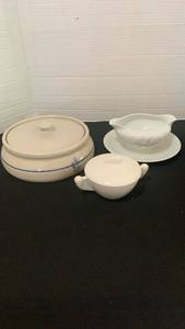 lot 1114 image: Ceramic Serving Dish Set with Gravy Boat and sugar bowl