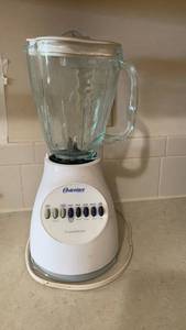 lot 1118 image: Osterizer 10 Speed Blender with Glass Pitcher