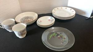 lot 1123 image: Mixed Christmas plates and cups