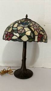 lot 1248 image: Tiffany Style Floral Stained Glass Table Lamp