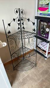 lot 1252 image: Decorative Metal Corner Shelf Unit with Ivy Design