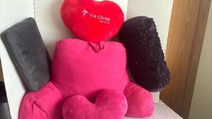 lot 1303 image: Pillow Assortment