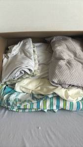 lot 1305 image: Assortment of sheets and pillow cases - 2