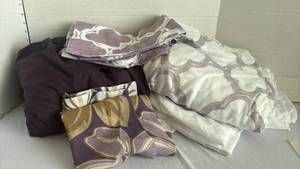lot 1306 image: Assortment of sheets and pillow cases - 3