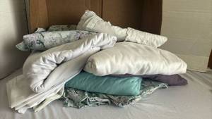 lot 1307 image: Assortment of sheets and pillow cases - 4