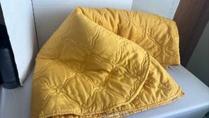 lot 1308 image: Gold bedspread - size looks to be Full