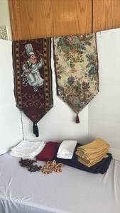 lot 1310 image: Tablecloth, napkins, napkins rings and table runners