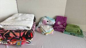 lot 1319 image: Towels, baby towel and washcloths and more
