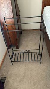 lot 1327 image: Metal Quilt Rack