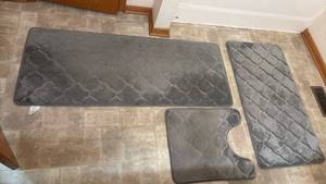 lot 1410 image: Three Gray Bathroom Rugs Largest is 5ftx2ft