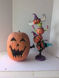 lot 3003 image: Halloween Pumpkin Stack Decoration with Carved Jack-o-Lantern