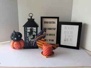 lot 3004 image: Halloween Decoration Bundle with Lantern and Framed Signs