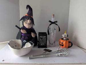 lot 3005 image: Halloween Decorations with Snoopy Pumpkin Mug