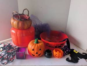 lot 3009 image: Halloween Decorations with plastic pumpkin