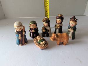 lot 3017 image: Christmas Nativity Scene Figurines Set