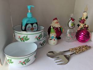 lot 3019 image: Christmas Holiday Decorations lot