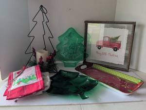 lot 3020 image: Christmas Holiday Decoration and Serveware lot