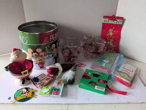 lot 3032 image: Christmas Holiday Decoration and wrapping items