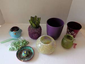 lot 3065 image: Small planters and candles with ashtray