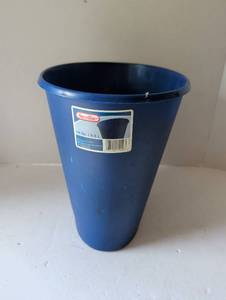 lot 3070 image: 10 quart trash can