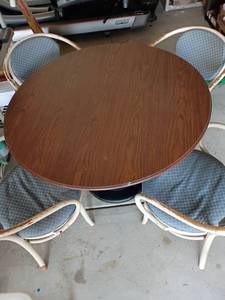 lot 3100 image: Round Kitchen Table with 4 Chairs.  Chairs need repaired.   Mostly need paint.  30 x 42.