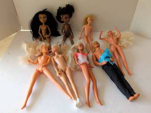 lot 3121 image: Mixed Fashion Doll Lot