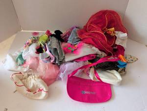 lot 3122 image: Fashion doll clothing