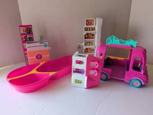 lot 3126 image: Barbie Playset items and more
