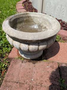 lot 4100 image: Backyard planter