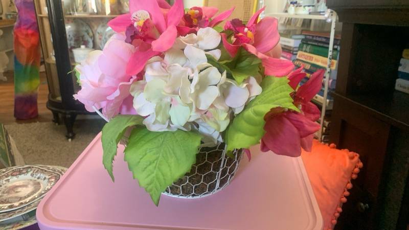 lot 40101 image: Decorative wire basket with faux flowers