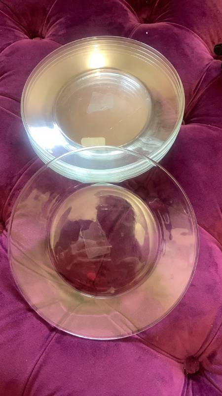 lot 40123 image: Clear Glass Dinner Plates Set