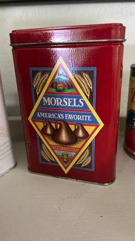 lot 40275 image: Nestle Toll House Cookie Tin with Morsels Brand Design
