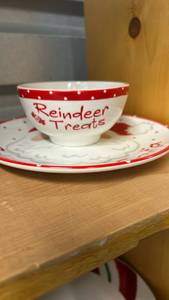 lot 40353 image: Christmas Holiday Ceramic Bowl and Plate Set
