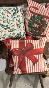 lot 40363 image: Christmas Holiday Throw Pillow Set