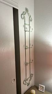 lot 103 image: Green Metal Plate Rack Wall Display Stand