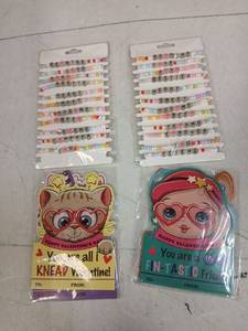 lot 29201 image: Valentines Day Friendship Bracelets with Cards 23pk