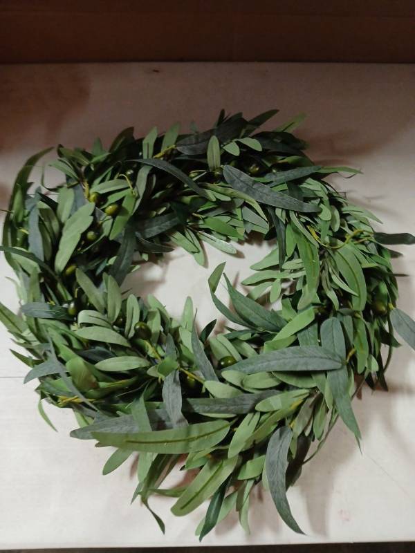 lot 23152 image: Green Leaf Decorative Wreath - Retail $15