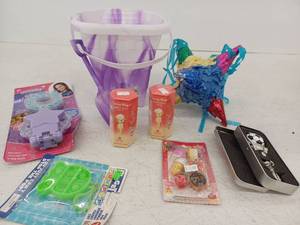 lot 14923 image: Mixed Toy and Party Favor Bundle