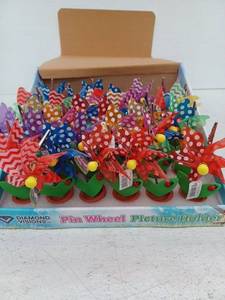 lot 14962 image: Diamond Visions Pin Wheel Picture Holder Set